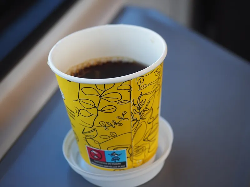 The Cardboard Ring That Saved a Coffee Chain — And Ended Up on Every Cup in America